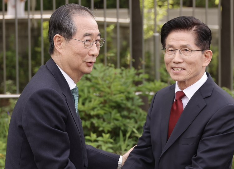 김문수 국민의힘 대선후보(오른쪽)와 무소속 한덕수 대선 예비후보가 지난 8일 서울 국회 사랑재에 위치한 커피숍에서 만나 악수하고 있다. /연합뉴스