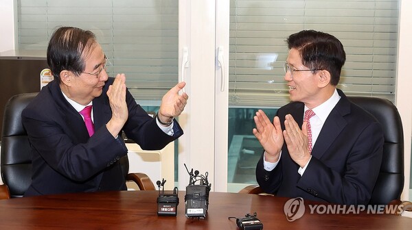 국민의힘 김문수 대선 후보와 한덕수 전 국무총리가 11일 서울 여의도 국민의힘 대선후보 사무실에서 회동하고 있다. /연합뉴스