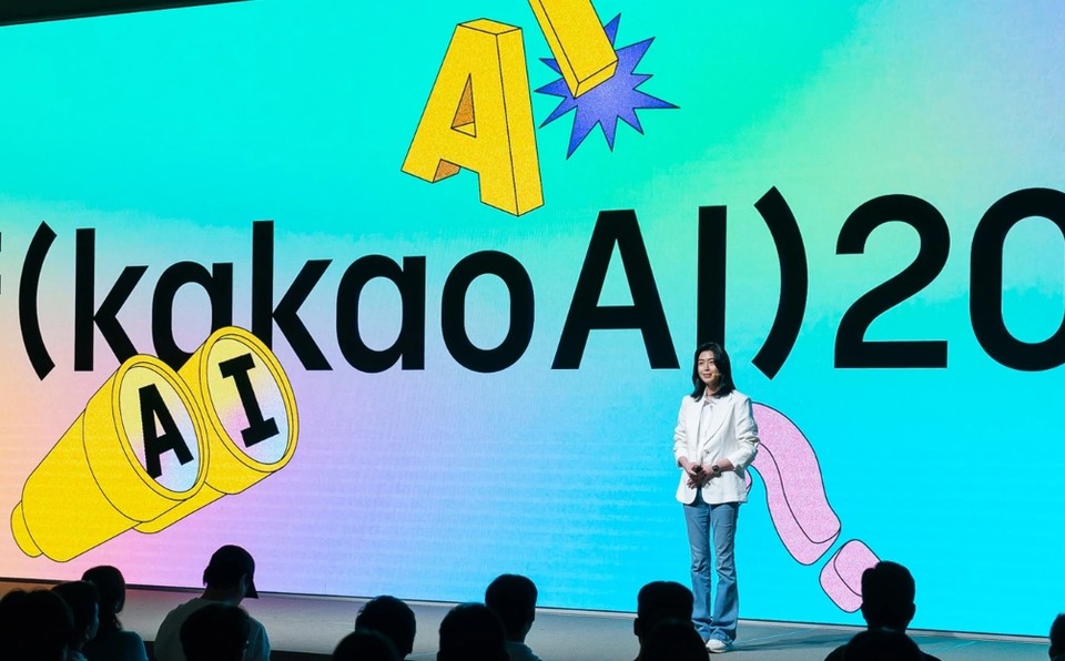 정신아 카카오 대표가 지난해 10월 22일 용인 카카오AI 캠퍼스에서 열린 '이프카카오 2024'에서 신규 AI 브랜드 '카나나'를 소개하고 있다. /카카오