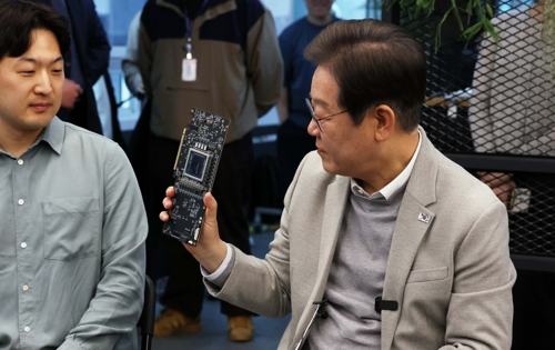 이재명 더불어민주당 대선후보가 지난달 14일 서울 강남구 퓨리오사AI에서 퓨리오사AI NPU를 살펴보고 있다. / 연합뉴스