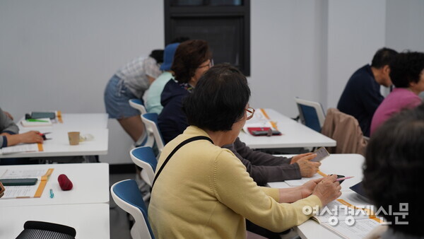 12일 서울 도봉노인종합복지관에서 진행된 '시니어 디지털 금융 교육'에 참석한 수강생들 /박소연 기자
