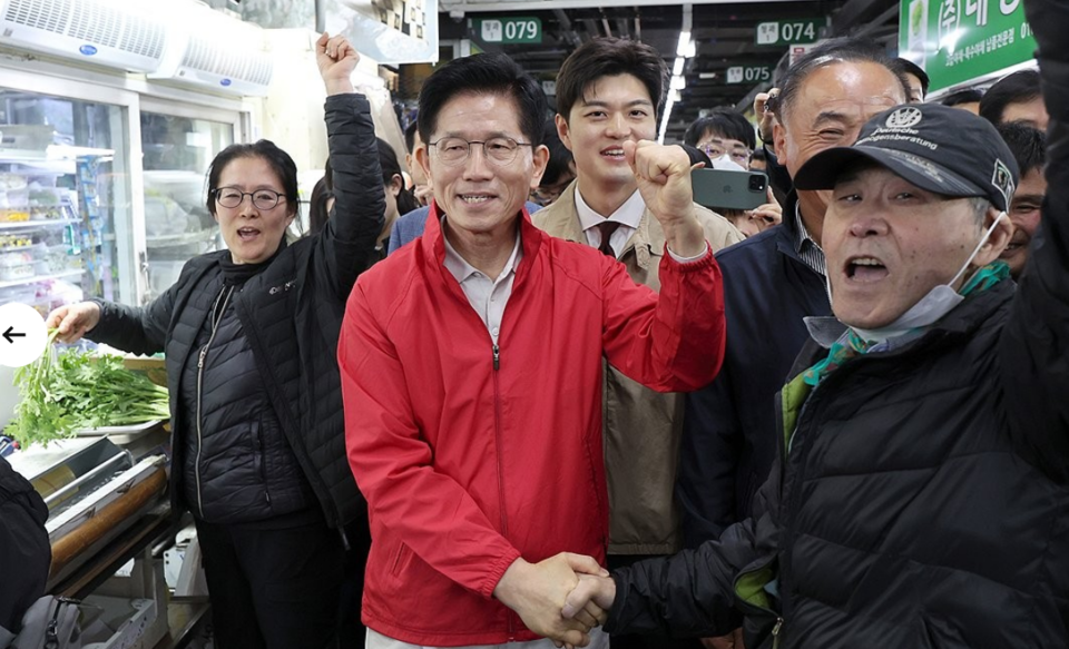 제21대 대통령 선거 공식 선거운동 첫날인 12일 김문수 국민의힘 대선 후보가 서울 송파구 가락시장을 찾아 상인들과 인사하고 있다. /연합뉴스