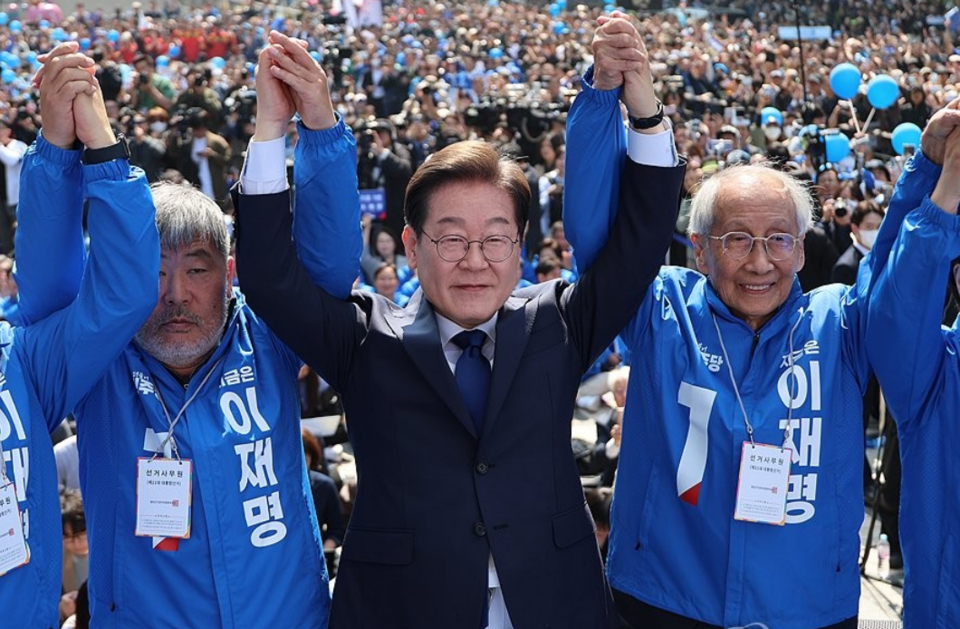 이재명 더불어민주당 대선 후보가 6·3 대통령 선거 공식 선거운동 첫날인 12일 서울 청계광장에서 열린 중앙선거대책위원회 출정식에서 두 팔을 들어 올리며 시민들에게 인사하고 있다. /연합뉴스