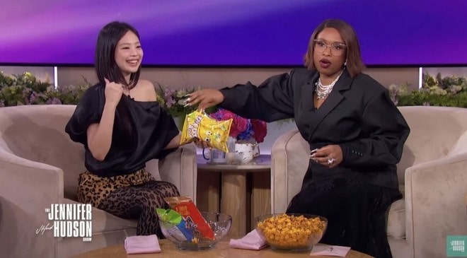 K-팝 스타인 제니가 지난달 10일 미국 토크쇼 ‘제니퍼 허드슨 쇼’에 출연해 좋아하는 과자로 바나나킥을 소개하며 전세계적으로 관심을 이끌었다. /유튜브 캡쳐