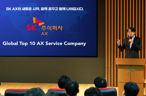 지난 12일 윤풍영 SK AX 사장이 새로운 사명 의미와 성장 비전을 소개하고 있다. /사진=SK AX