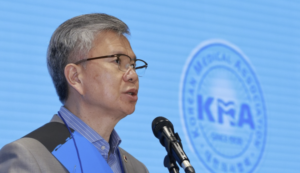 김택우 대한의사협회 회장이 지난달 13일 서울 용산구 의협회관에서 열린 전국의사대표자대회에서 대회사하고 있다. /연합뉴스