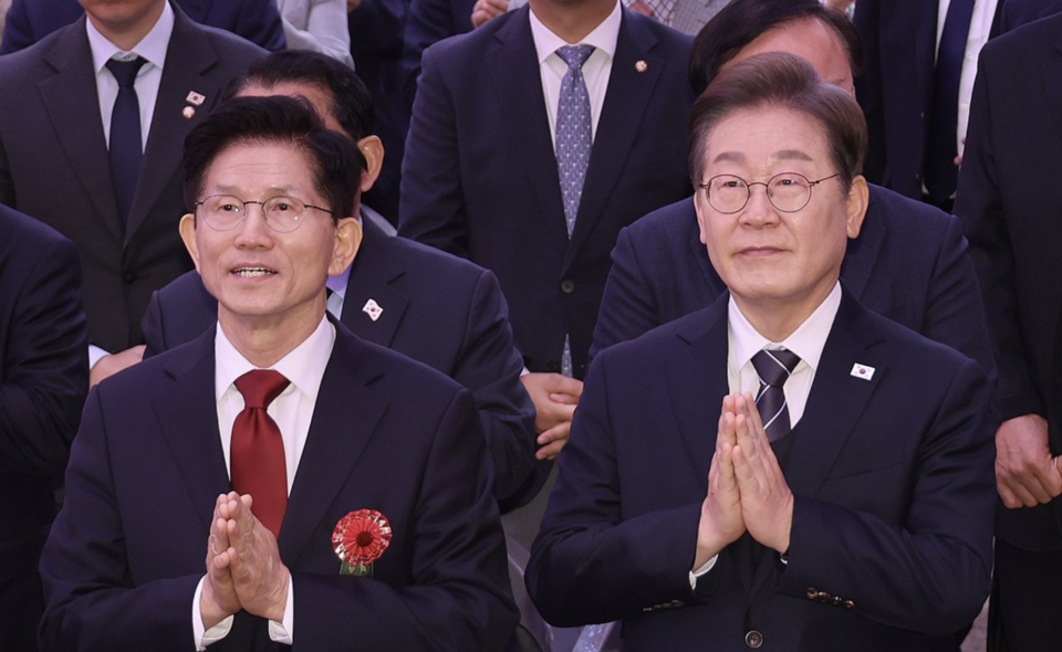 더불어민주당 이재명 대선 후보(오른쪽)와 국민의힘 김문수 대선 후보가 5월 5일 서울 종로구 조계사에서 열린 불기 2569년 부처님오신날 봉축법요식에서 합장하고 있다. /연합뉴스