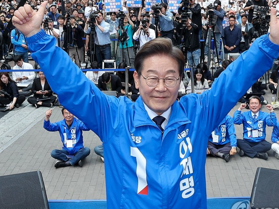 이재명 더불어민주당 대선 후보가 13일 '보수의 심장'이라고 불리는 대구광역시의 동성로 거리에서 열린 집중 유세에서 연설을 마친 뒤 두 팔을 번쩍 들어 올리고 있다. /연합뉴스