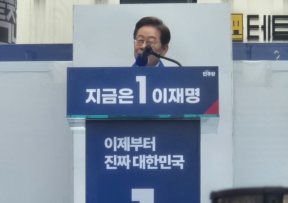 이 후보가 13일 대구 동성로에서 선거 유세를 하고 있다. 그는 자신에게 "마지막 기회를 한 번만 주시길 바란다"라고 말하기도 했다. /김민 기자