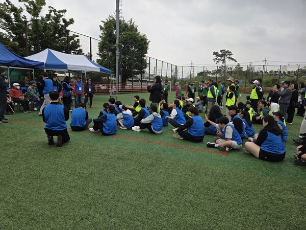 운동장에 모여 행사 준비 /박종섭