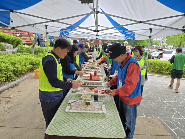 맛있는 뷔페로 즐기는 식사 시간 /박종섭