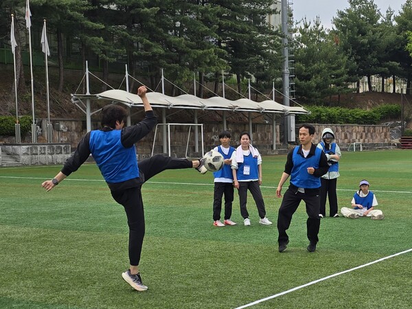 열띤 경쟁의 족구 경기 /박종섭
