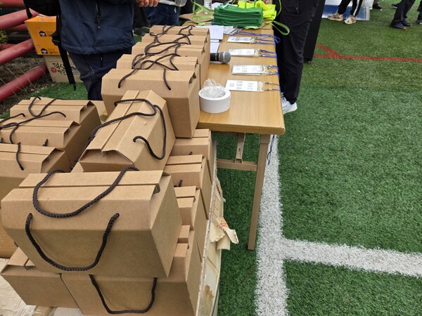 참가 기념품도 나눠주고 /박종섭