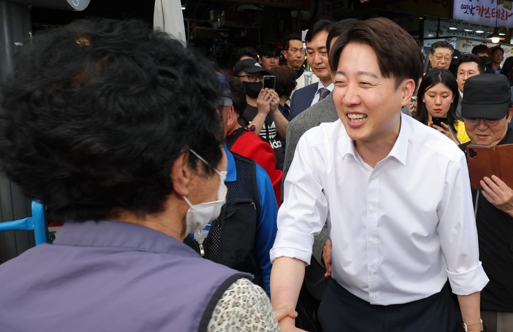 이준석 개혁신당 대선후보가 13일 대구 칠성시장에서 시민과 인사하고 있다. 그는 김문수 국민의힘 대통령 후보에게 "계엄이 진짜 잘못됐다고 판단하면 윤석열 전 대통령을 즉각 출당시키고 '반탄'(탄핵 반대) 세력에 힘입어 후보가 된 본인도 후보에서 사퇴하는 것이 마땅하다"라고 비판했다. /연합뉴스