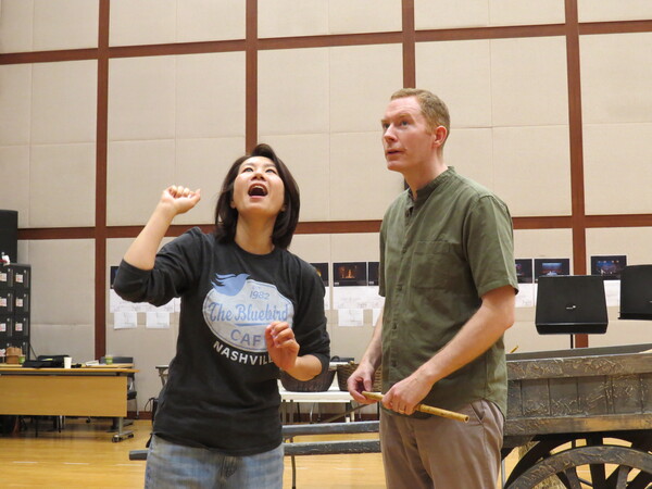 리허설 중인 메조 소프라노 김정미와 테너 로빈 트리츌러 사진=한형철 초빙기자