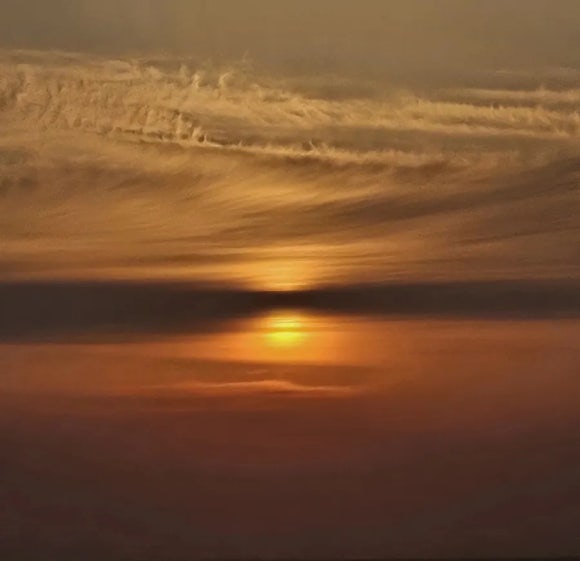 일몰 직전의 석양이 대칭을 이룬다. /사진=한익종