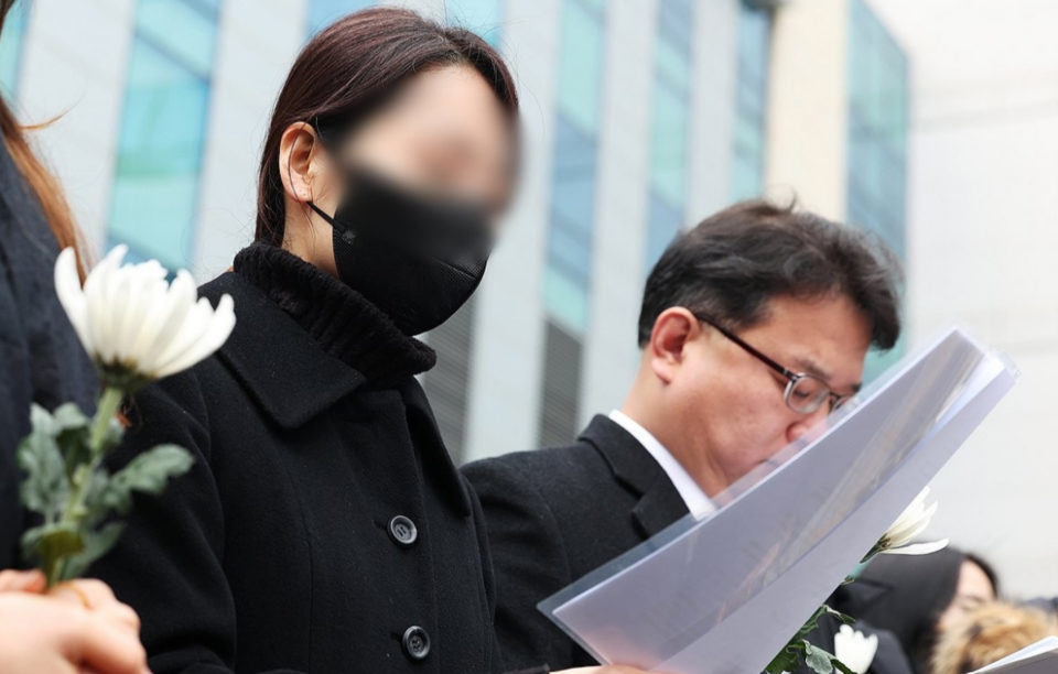 지난해 2월 웹툰 작가 주호민 씨의 아들을 정서적으로 학대한 혐의로 1심에서 유죄 판단을 받은 특수교사 A씨가 지난 1월 경기도 수원시 영통구 수원지방법원에서 항소장 제출에 앞서 입장문을 발표하고 있다. /연합뉴스