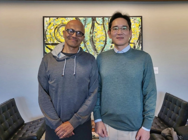 이재용 삼성전자 회장(오른쪽)과 사티아 나델라(Satya Nadella) 마이크로소프트 CEO가 지난 2021년 만난 자리에서 기념 촬영을 하고 있다. /삼성전자