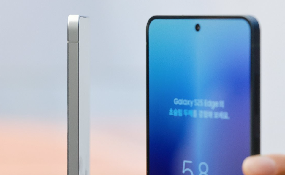 13일 서울  강남에서 초슬림형 스마트폰인 삼성전자 갤럭시 S25 엣지가 공개됐다. /연합뉴스