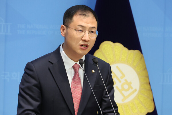 국민의힘을 탈당한 무소속 김상욱 의원이 15일 서울 여의도 국회 소통관에서 이재명 더불어민주당 대선 후보에 대한 지지 선언을 하고 있다. /연합뉴스