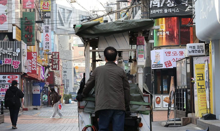 한 민간 실버타운 운영업체 대표는 여성경제신문에 “민간이 고령사회 주거 복지의 최전선에 서 있는 상황인데 정부는 책임은 지지 않고 규제만 열어준 셈”이라며 “보건복지부나 국토부 차원의 후속 관리 제도가 없으면 결국 입소자들의 불안으로 이어질 수밖에 없다”고 꼬집었다. /연합뉴스