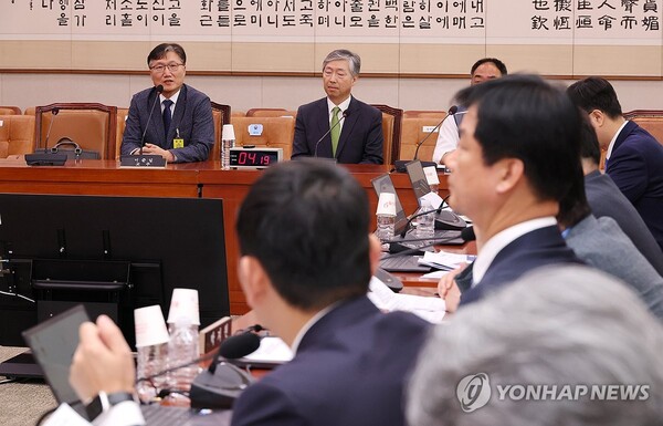 14일 국회에서 열린 법제사법위원회의 조희대 대법원장 등 사법부의 대선개입 의혹 진상규명 청문회에서 증인 및 참고인으로 출석한 이준일 고려대 법학전문대학원 교수(왼쪽부터), 서석호 변호사, 이성민 전국공무원노조 법원본부장이 의원 질의에 답변하고 있다. /연합뉴스