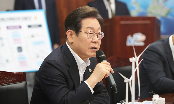 더불어민주당 이재명 대선 경선 후보가 지난달 24일 전북 새만금33센터를 방문해 발언하고 있다. /연합뉴스