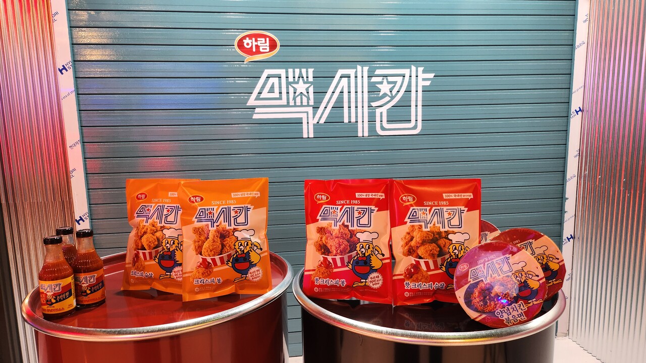 하림이 치킨 프랜차이즈 브랜드 '맥시칸'을 앞세워 새롭게 출시한 냉동치킨 간편식, 소스, 볶음면 제품 /류빈 기자