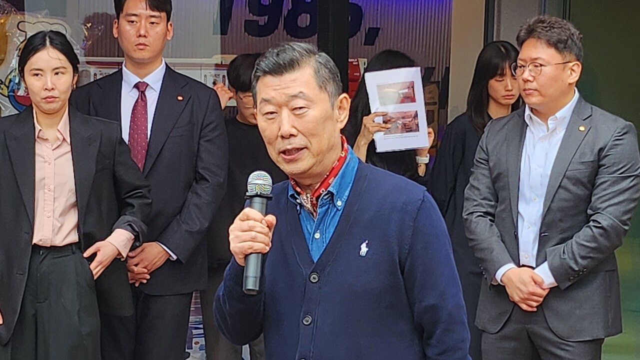 김홍국 하림 회장이 15일 기자간담회에 깜짝 등장해 맥시칸 냉동치킨 간편식 제품을 소개했다. /류빈 기자