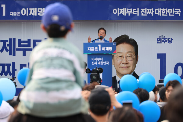 지난 13일 이재명 더불어민주 대선 후보의 유세가 열린 경북 포항시청 광장에서 한 어린이가 아빠의 목말을 타고서 이 후보의 연설을 듣고 있다. /연합뉴스