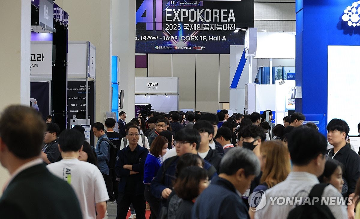 14일 서울 강남구 코엑스에서 열린 2025 국제인공지능대전이 관람객들로 붐비고 있다. /연합뉴스