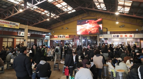 방문객들로 붐비는 예산시장 장터광장 전경. /연합뉴스
