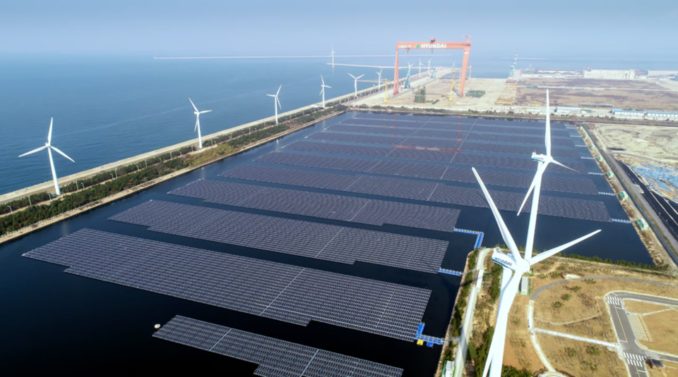 문재인 정부 때인 2018년 가동을 시작한 전북 군산의 수상 태양광 발전소 /연합뉴스