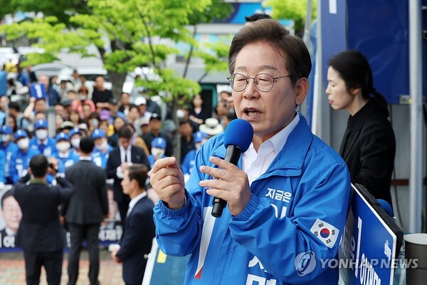 더불어민주당 이재명 대선 후보가 16일 전북 군산시 구시청광장에서 열린 유세에서 지지를 호소하는 연설을 하고 있다. /연합뉴스