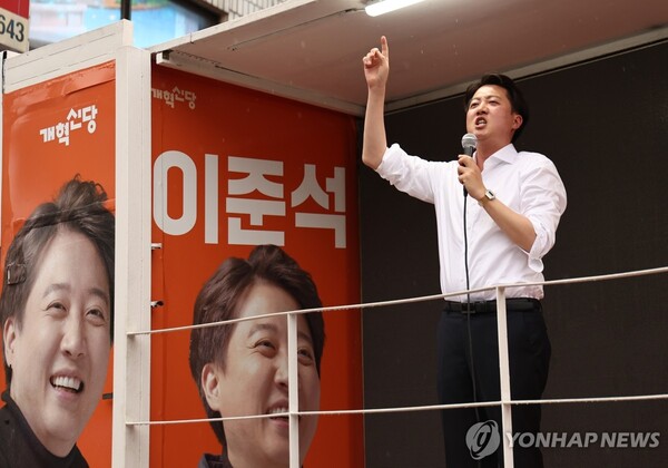 개혁신당 이준석 대선 후보가 16일 충청남도 천안중앙시장에서 유세차량에 올라 발언하고 있다. /연합뉴스