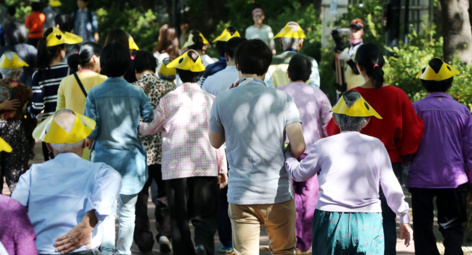 지난 2014년 '송파구 치매극복 걷기대회'에서 참가 어르신들이 서울 석촌호수를 따라 걷고 있다. /연합뉴스