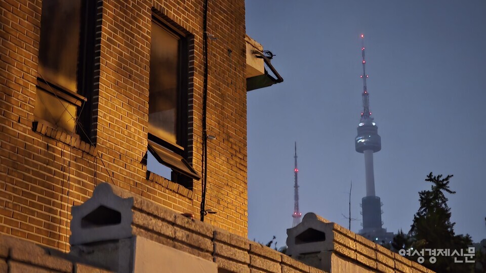 2018년 12월 중국 정부가 서울 용산구 이태원동 일대 4162㎡(약 1256평) 규모의 땅 11필지. 방치되어 있는 건물뒤로 보이는 남산타워.  /김현우 기자