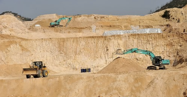 중국의 희토류 채굴은 세계 전체의 69%를 차지한다. 희토류는 전기차 모터, 컴퓨터 등 전자기기, 미사일과 같은 방어 무기 시스템 등의 제조에 쓰이는 고성능 자석의 제조에 필수적인 원재료다. 사진은 중국 장시성 간저우 지역의 희토류 광산 /EPA=연합뉴스