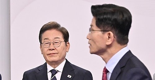 국민의힘 김문수(오른쪽)·더불어민주당 이재명 대선후보가 18일 서울 마포구 상암동 SBS 프리즘센터 스튜디오에서 열린 제21대 대선 1차 후보자 토론회에 참석해 시작을 기다리고 있다. /연합뉴스