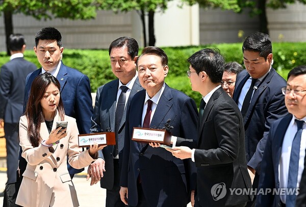 윤석열 전 대통령이 12일 서울 서초구 중앙지방법원에서 열린 내란 우두머리 혐의·직권남용 권리행사방해 혐의 사건 3차 공판에서 오전 공판을 마친 후 법원을 나서고 있다. /연합뉴스