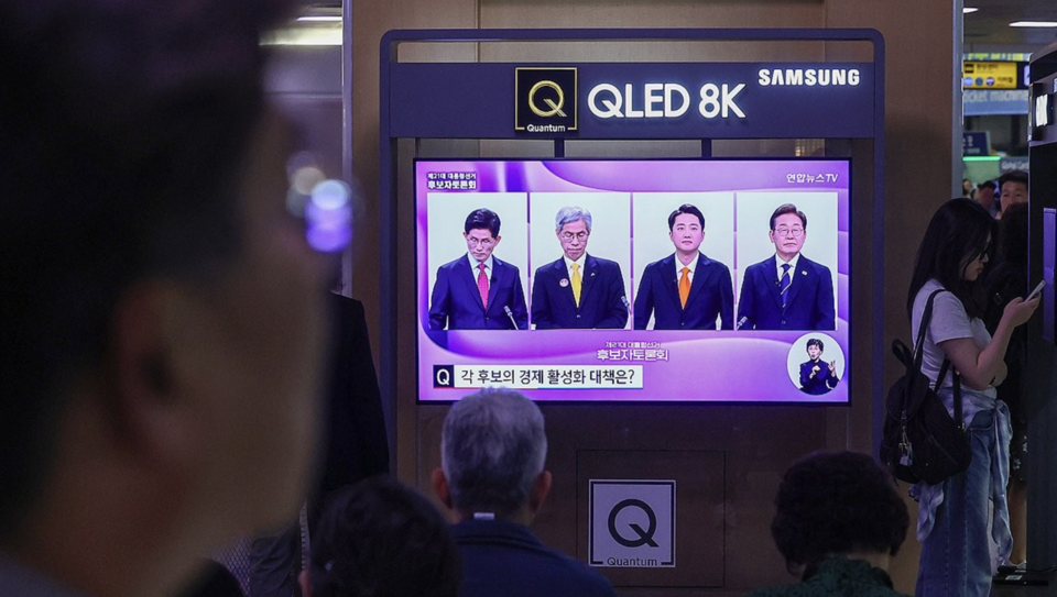 18일 서울역 대합실에 제21대 대선 1차 후보자 토론회 중계방송이 방영되고 있다. /연합뉴스