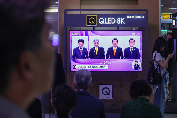 지난 18일 서울역 대합실에서 시민들이 제21대 대선 1차 후보자 토론회 중계방송을 지켜보고 있다. /연합뉴스