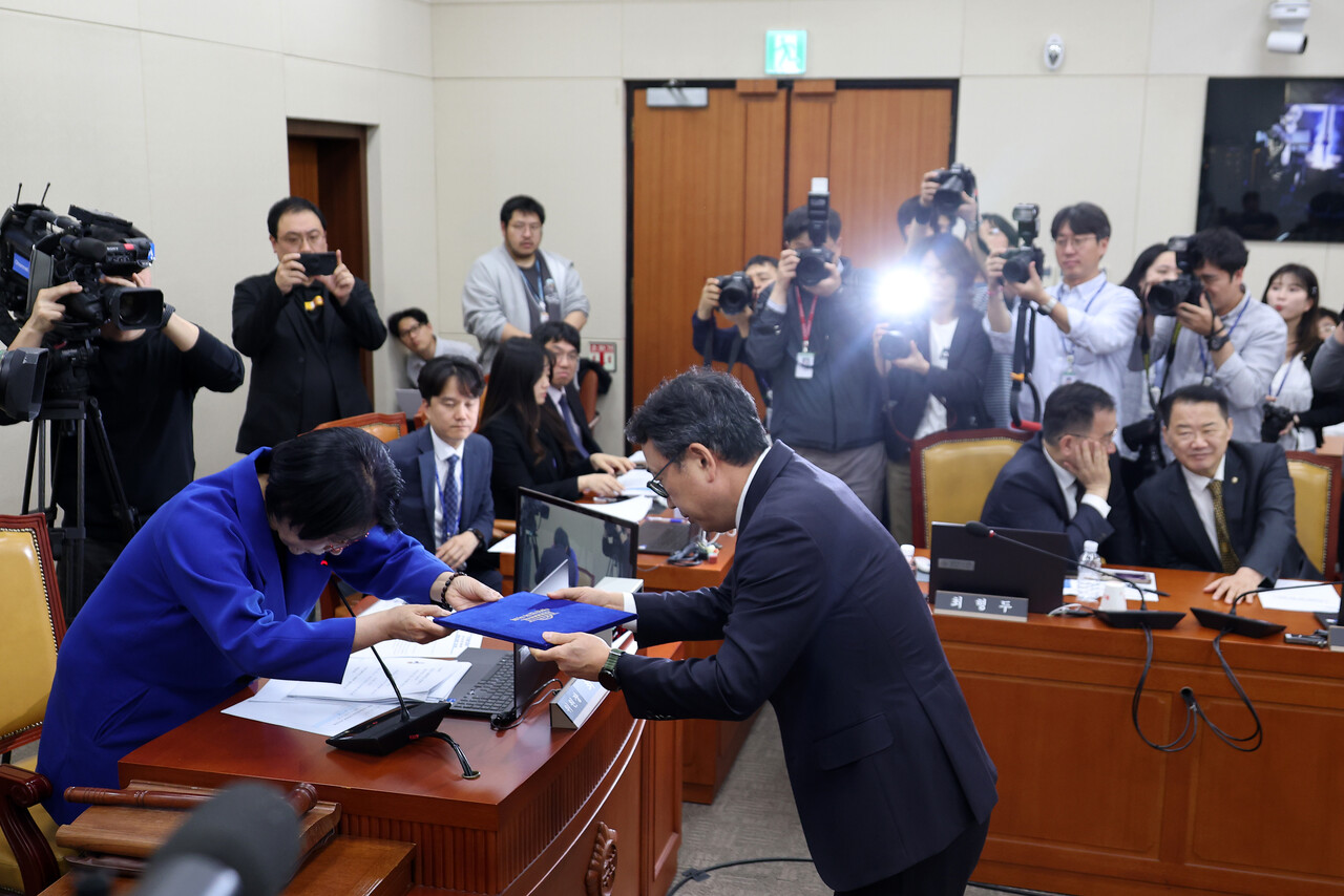 지난 8일 국회 과학기술정보방송통신위원회 전체회의에서 열린 SK텔레콤 유심 해킹 사건 청문회에서 유영상 SK텔레콤 대표이사가 증인선서를 하고 최민희 위원장에게 선서문을 제출하고 있다. /연합뉴스