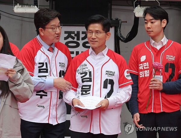 국민의힘 김문수 대선 후보와 권성동 원내대표가 19일 청년 정책 공약 발표 유세가 열린 서울 청계광장에서 대화를 나누고 있다. /연합뉴스