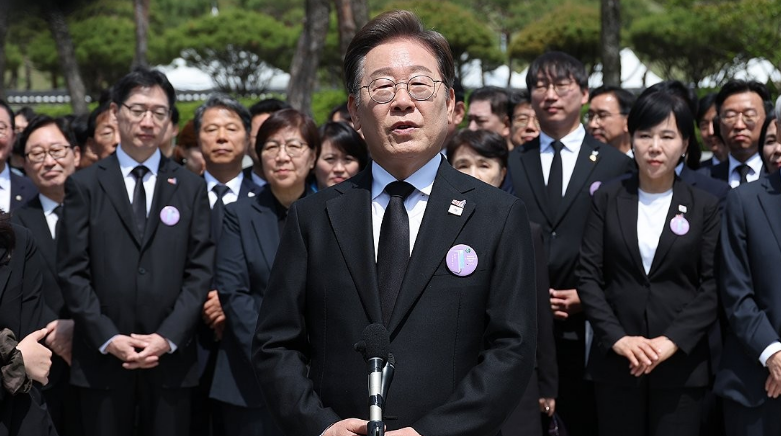 이재명 더불어민주당 대선 후보가 지난 18일 광주광역시 북구 국립 5·18민주묘지에서 열린 5·18민주화운동 45주년 기념식에 참석한 뒤 취재진과 만나 인터뷰 하고 있다. /연합뉴스