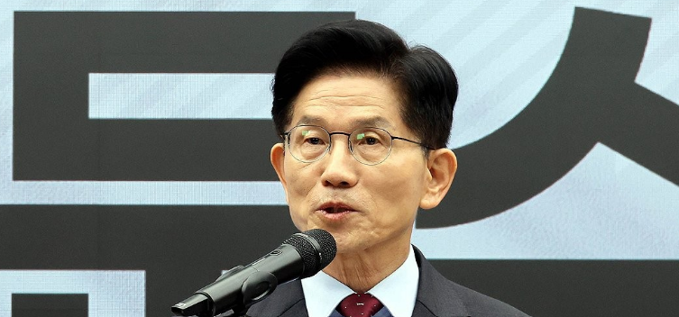 김문수 국민의힘 대선 후보가 18일 서울 여의도 국민의힘 중앙당사에서 '경제를 판갈이 합니다-새롭게 대한민국' 경제 공약을 발표하고 있다. /연합뉴스