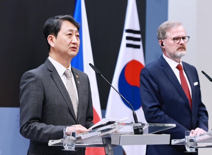 안덕근 산업통상자원부 장관이 5월 7일(현지 시간) 체코 프라하 총리실에서 페트르 피알라 총리와 한·체코 원전산업 협력 약정 체결식에서 약정서에 서명한 후 발언하고 있다. /산업통상자원부