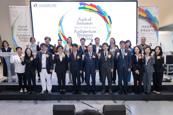 문체부 용호성 제1차관이 전시 시작을 축하하고 건축문화 발전에 기여한 여성 건축가를 격려하고 있다. /문체부