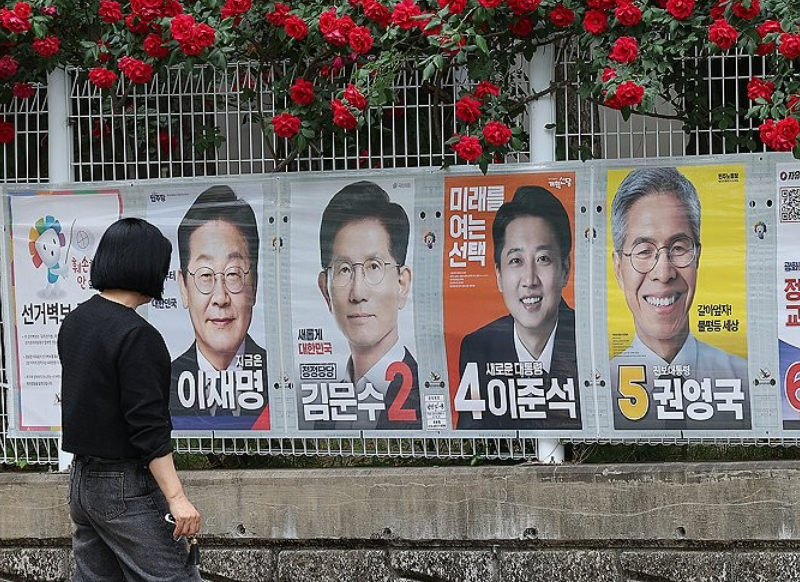 15일 대구 중구 남산동에서 한 유권자가 제21대 대통령 선거 벽보를 살펴보고 있다. /연합뉴스