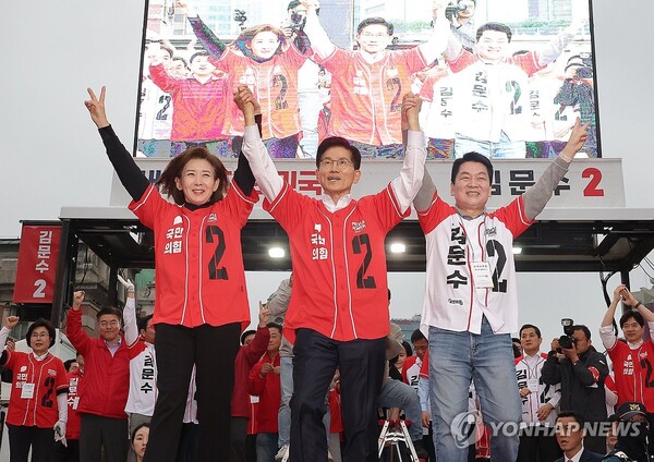 국민의힘 김문수 대선 후보와 나경원 의원, 안철수 의원이 19일 서울역 광장 유세에서 시민들에게 지지를 호소하고 있다. /연합뉴스